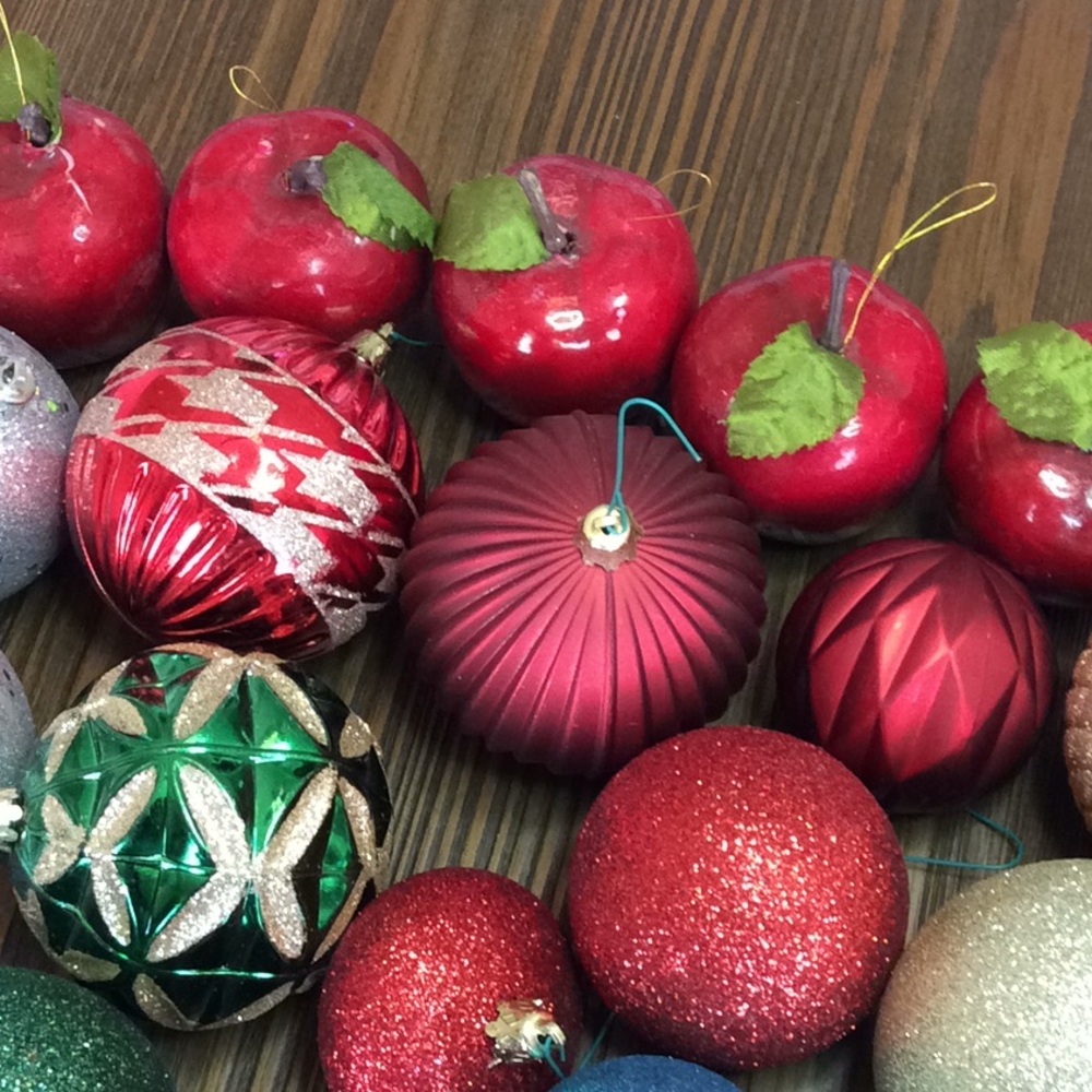 FINAL SALE PRICE Christmas Ornament Lot in Many Colors - Picture 3 of 4